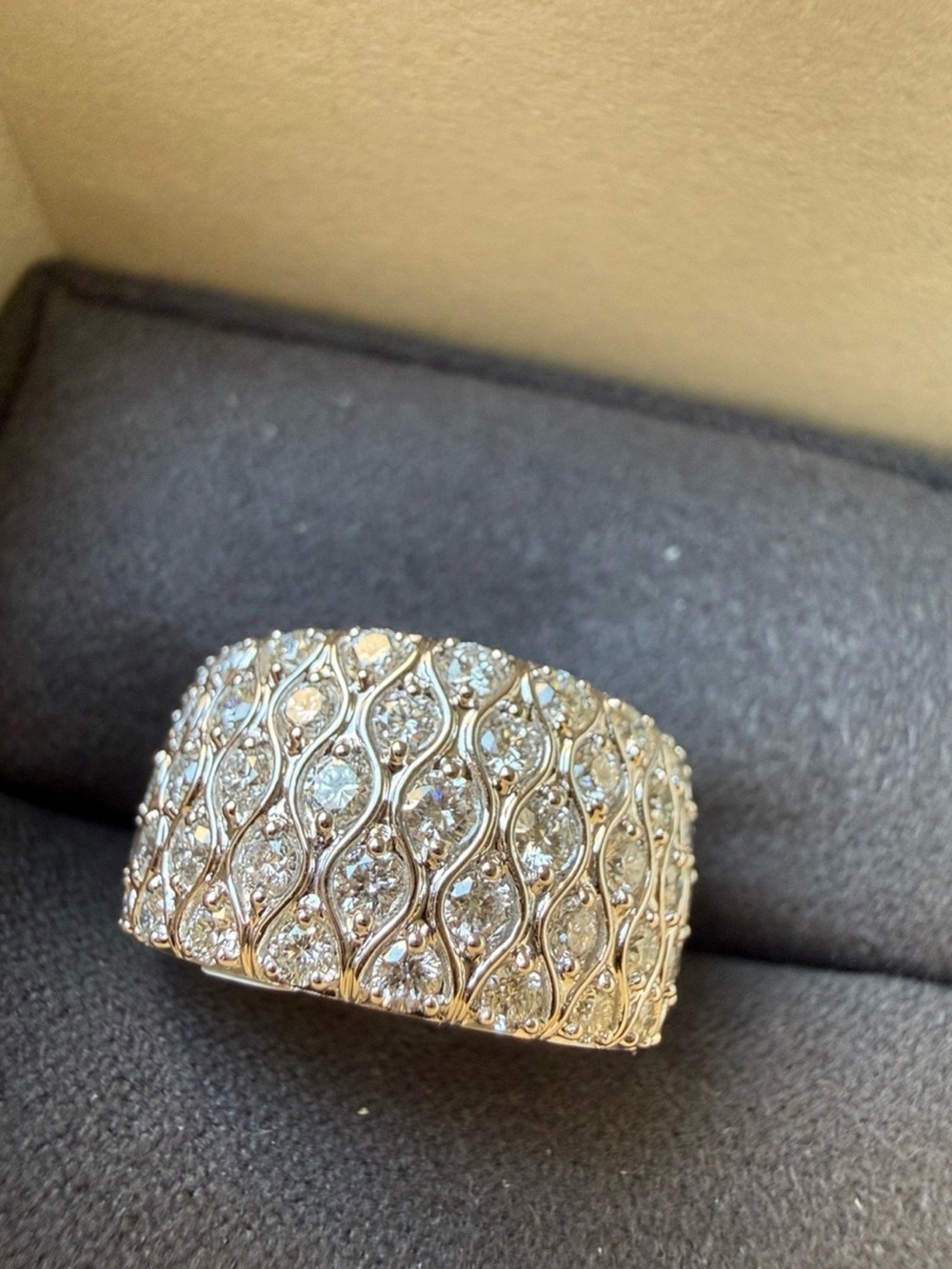 Elegant white gold and diamond ring